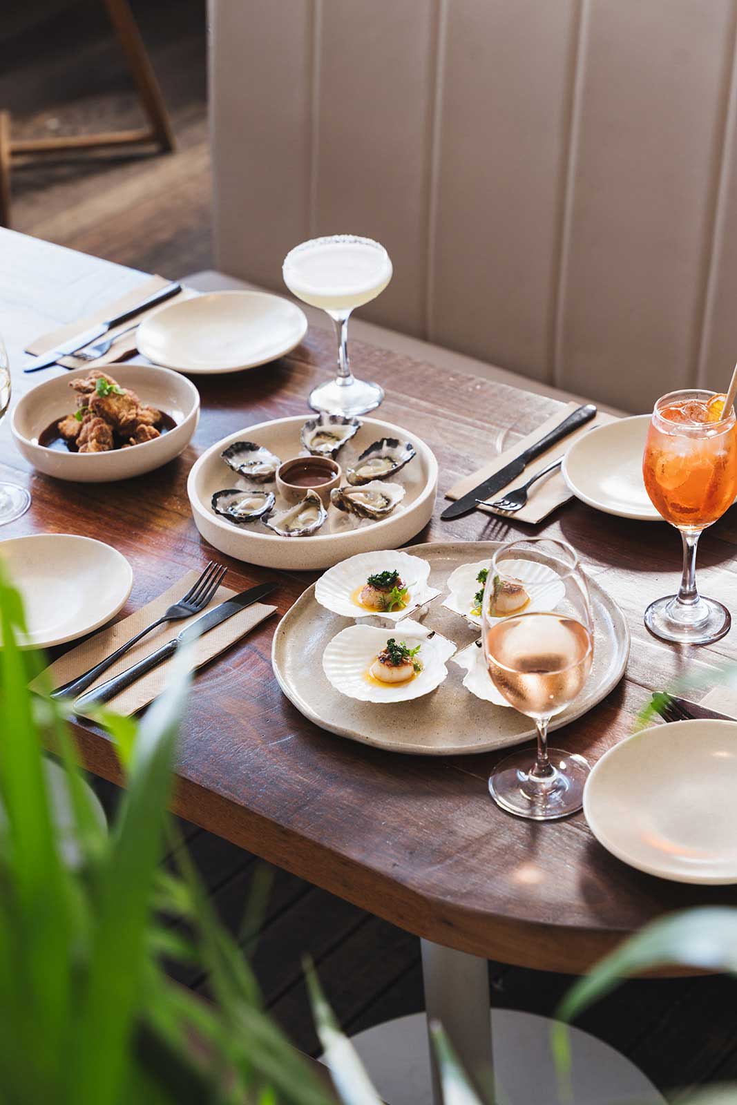 Loft Restaurant – Food and Drinks Oysters, scallops and shared dishes with cocktails and rosé at Loft Restaurant Byron Bay